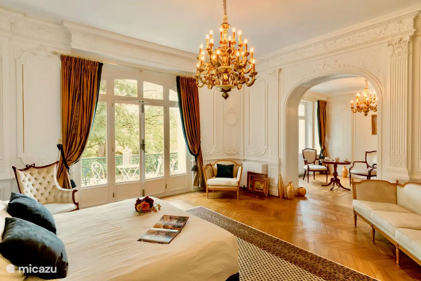 Suite Henriette, benannt nach dem ursprünglichen Besitzer. Alles in Beige und Gold.