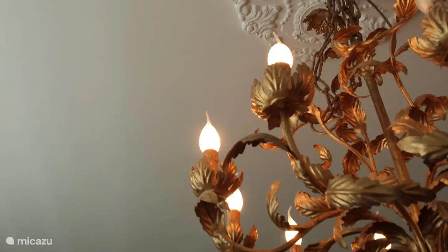 Kronleuchter im ganzen Haus