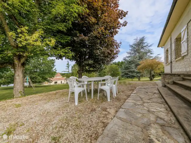 Gourdonette | France, Lot, Gourdon - maison de vacances Une terrasse dans le jardin