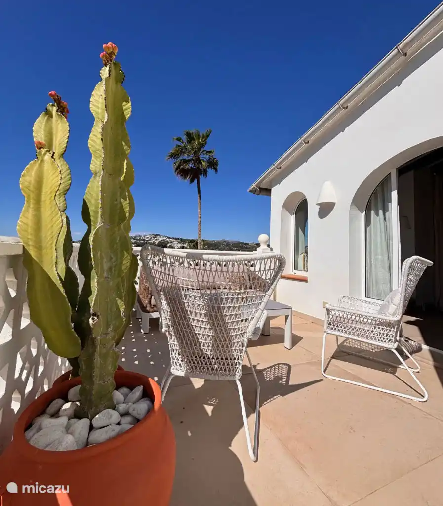 También hemos creado un lugar agradable en la terraza detrás de la casa. En verano, es un lugar maravilloso para ver la puesta de sol al final del día. 