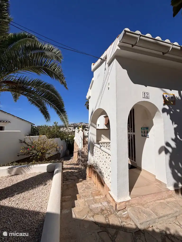 La casa está separada en un barrio muy tranquilo al pie de la montaña.