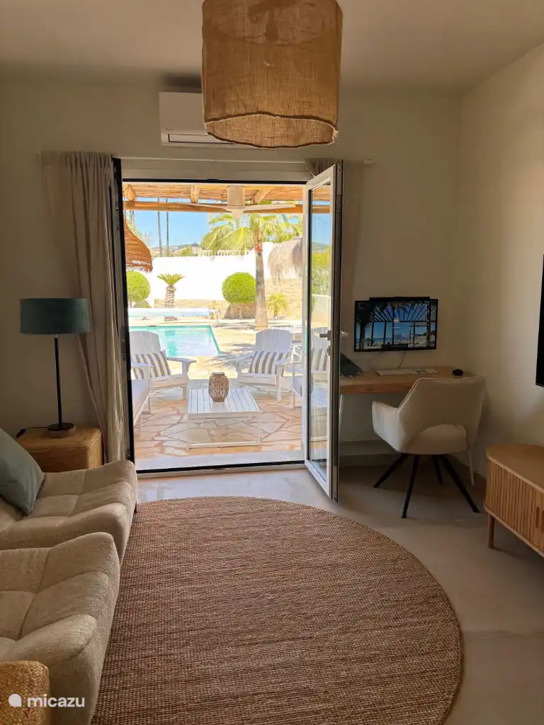 En la sala de televisión hemos creado un pequeño lugar de trabajo. La pantalla, el teclado y el ratón están listos para ti.