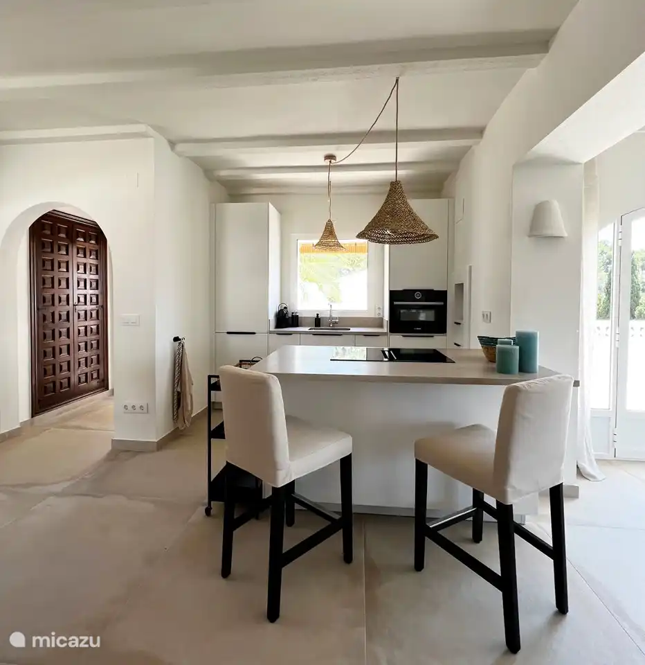 The compact kitchen has a fridge-freezer, oven, dishwasher and induction hob + extractor system (Bosch)