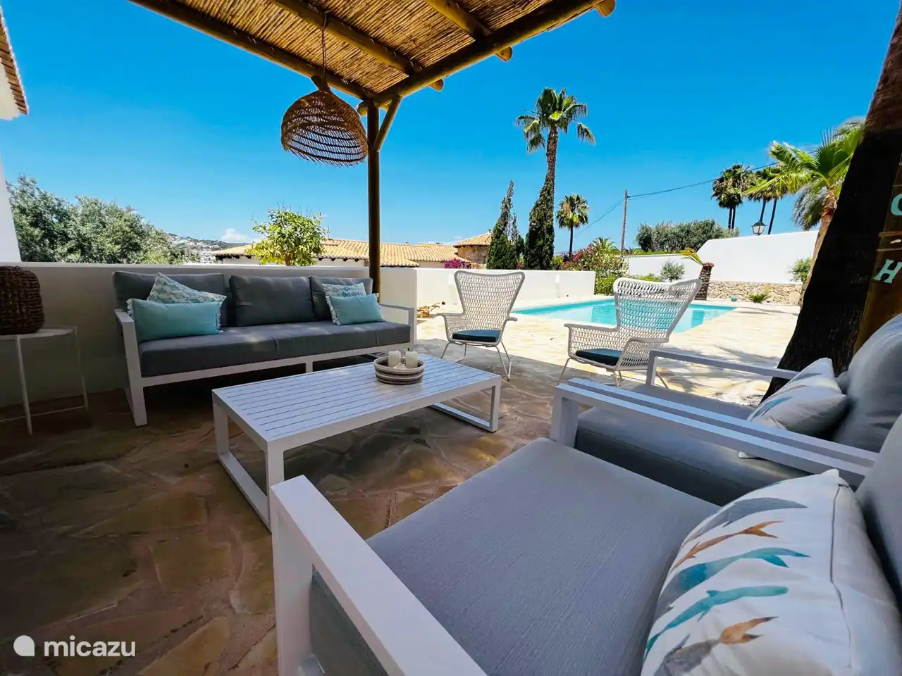 You can relax in the shade on the spacious lounge set under the pergola.