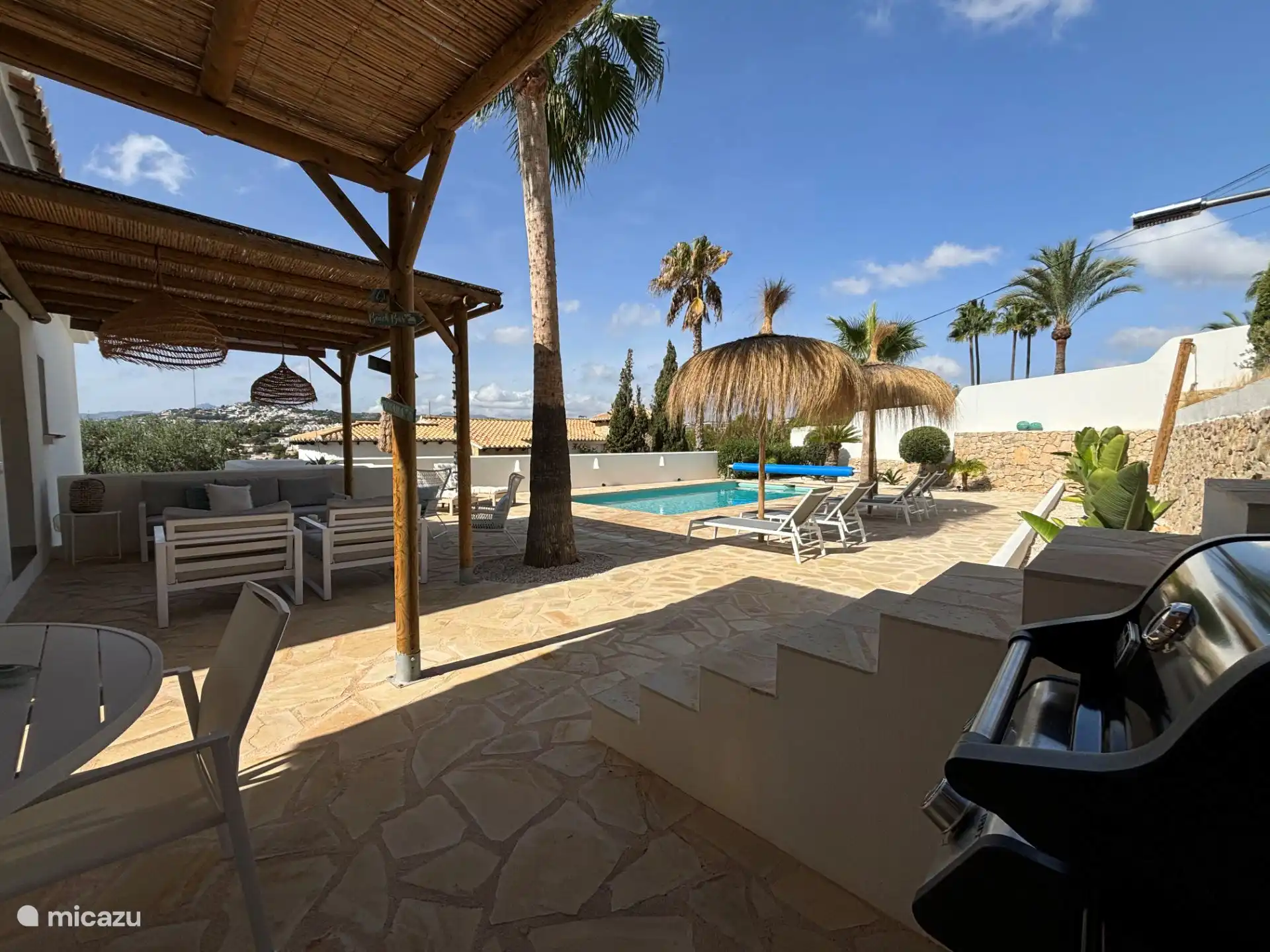 You can easily prepare the tastiest snacks on the Weber gas BBQ until late at night. A piece of meat or fish (or veggie burger) is made in no time. Add a sprig of rosemary or lemon from your own garden for the scent and taste, hmmm...