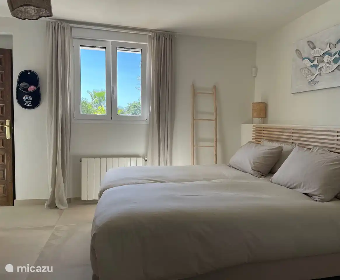 Want to wake up to the blue sky, or sleep through the night thanks to the electric roller shutter? You choose.