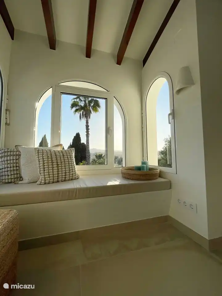 The windowseat with a view over the valley and the setting sun is a wonderful place to dream away