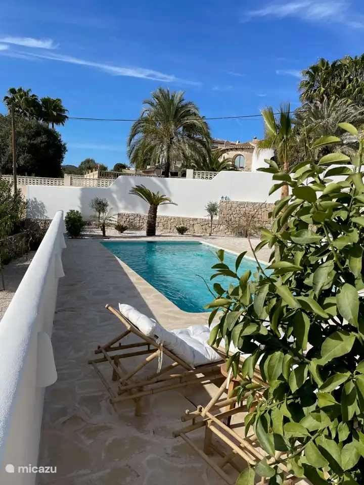 The saltwater swimming pool of 8x4 meters is gentler on the skin and very refreshing. You don't even need the sea to get that holiday feeling.