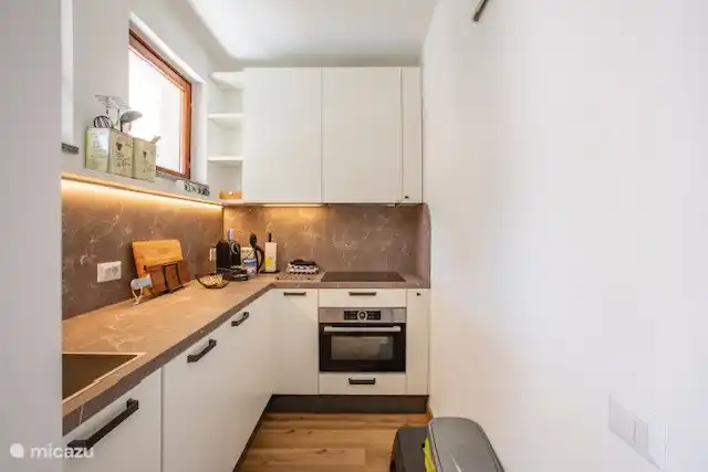 Cocina bien equipada con horno, vitrocerámica eléctrica, lavavajillas, cafetera Nespresso. (Para tazas Nespresso) y hervidor de agua.