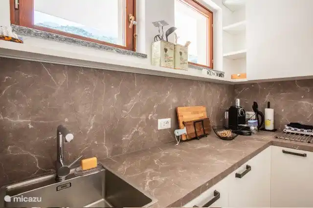 Pequeña cocina compacta con vistas a la montaña.