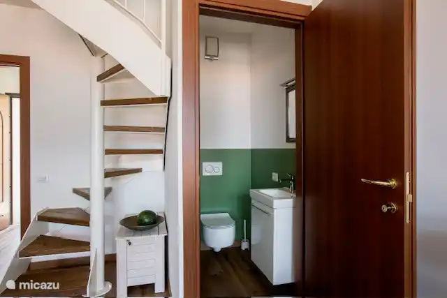 Hay dos aseos, uno en la planta baja y otro en la planta superior.