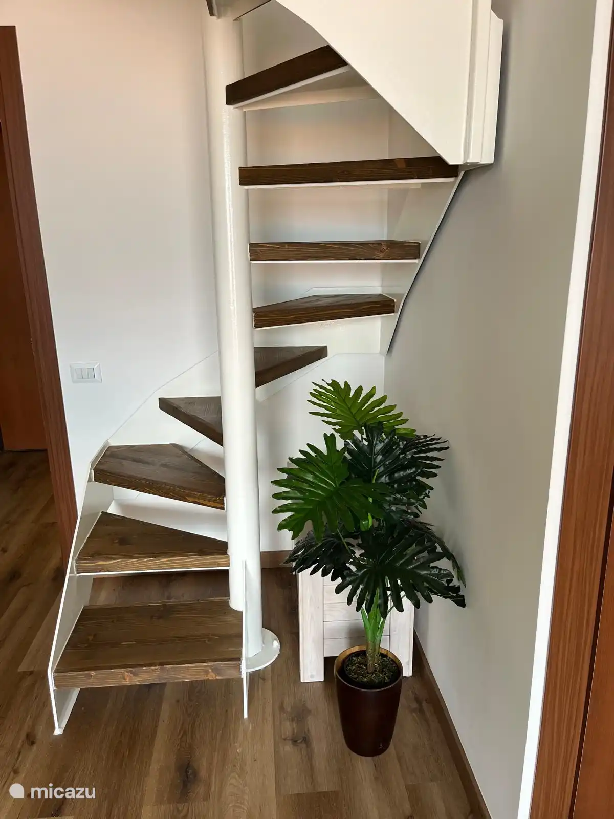 Las escaleras conducen a la planta del dormitorio y al baño. 