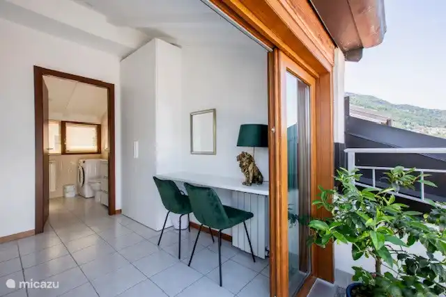 Junto al dormitorio se encuentra la terraza de la azotea.