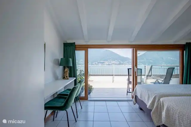 Junto al dormitorio hay una terraza en la azotea con hermosas vistas al lago.
