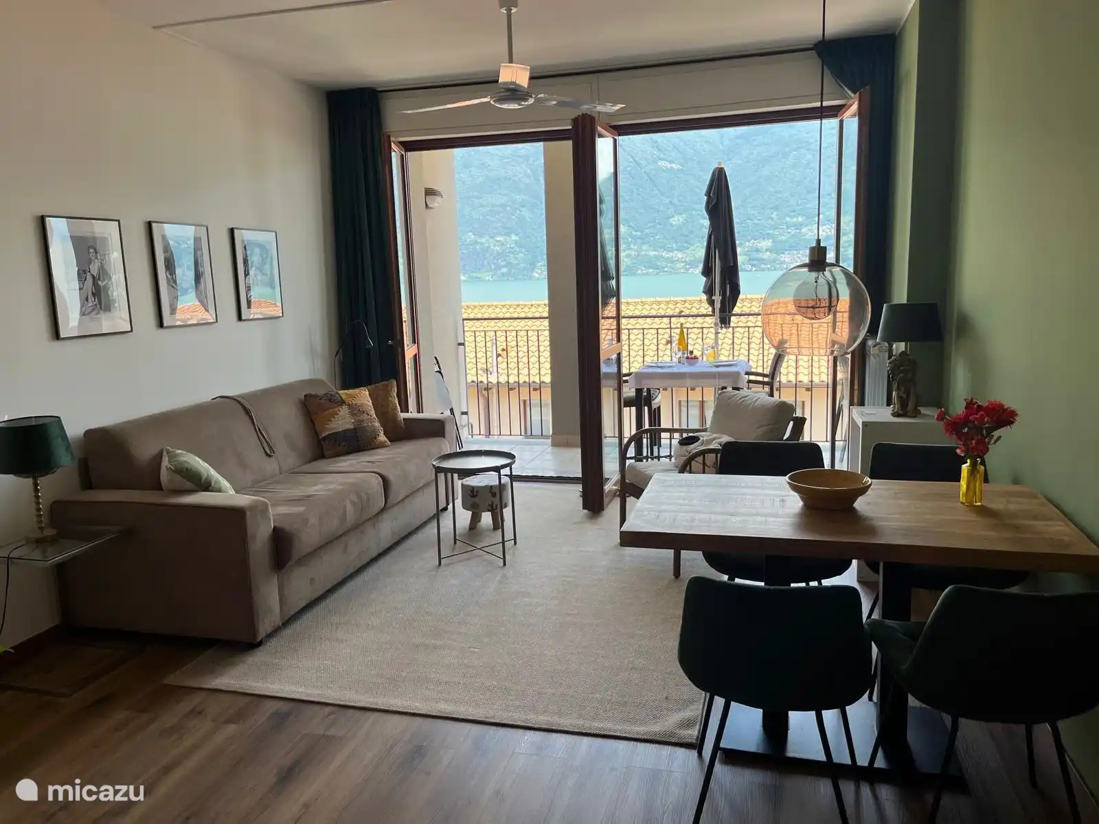 La sala de estar con balcón. 