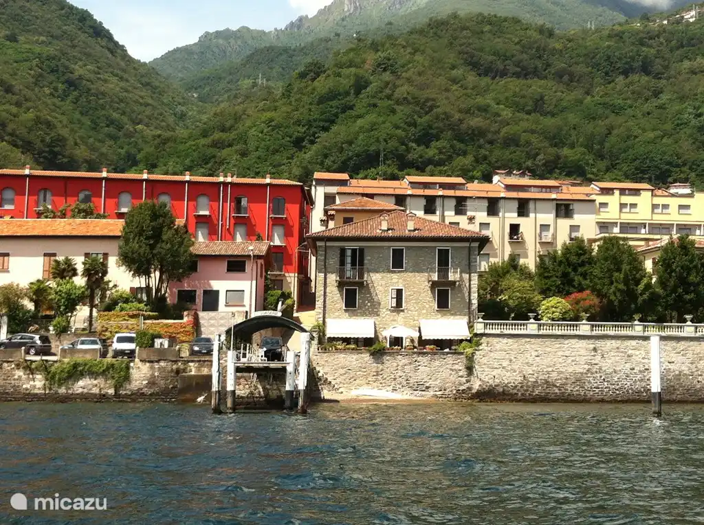 Los apartamentos están en el lago. Al lado del complejo hay una pequeña y tranquila playa en la desembocadura del arroyo de montaña con una cascada. Aquí hay un pequeño parque con bancos de picnic y barbacoas.