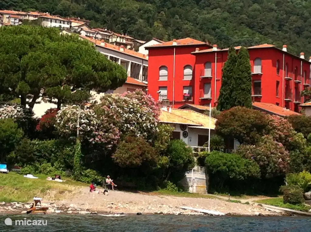 
Desde el agua se puede ver lo acogedor que es el complejo. Además de los edificios, el arroyo de montaña Serio desemboca en el lago con una cascada. También está la playa, donde se puede nadar, relajarse y disfrutar del sol.
