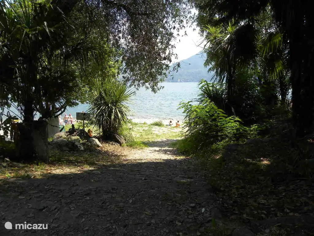 Aquí también hay mesas de picnic, bancos y barbacoas. Te invita a quedarte hasta tarde con una botella de vino, algo para comer y una vela para un ambiente acogedor.