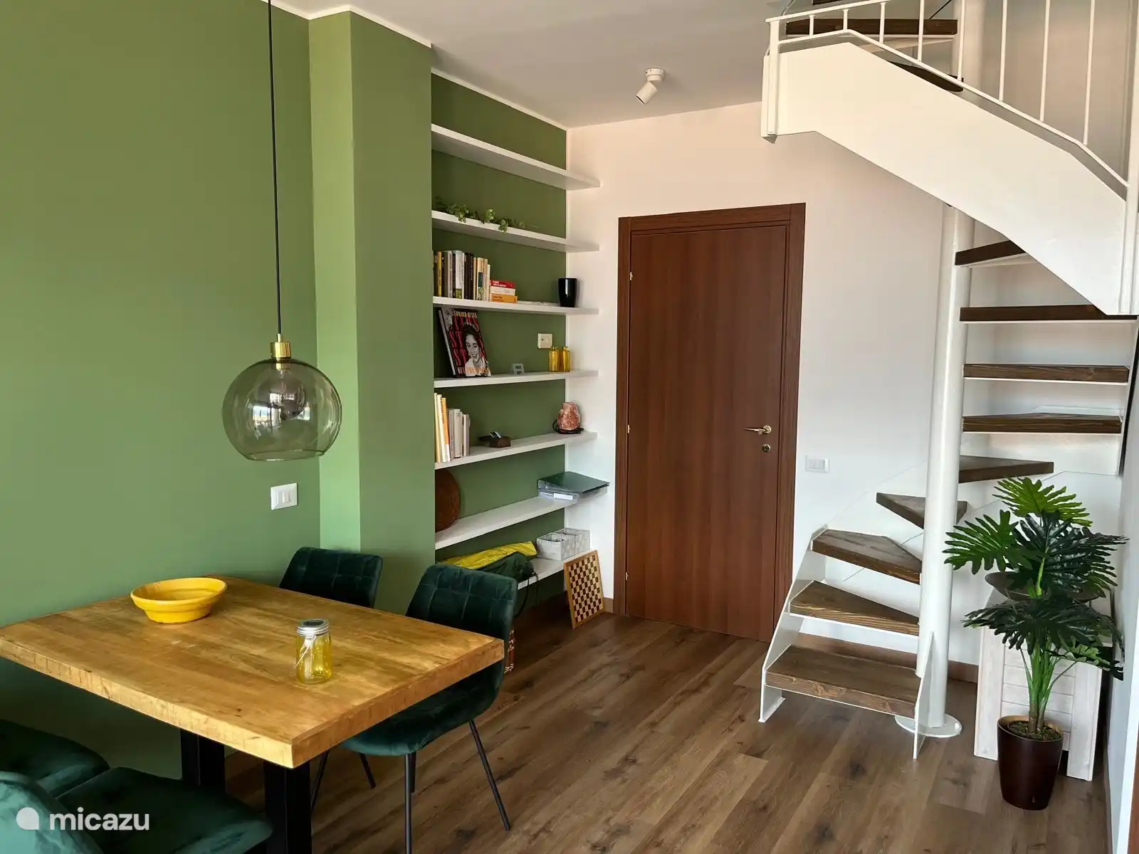 Salón comedor con escalera abierta. 