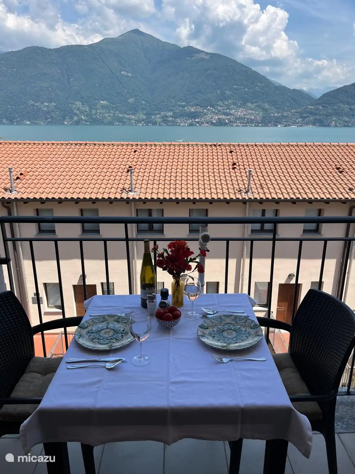 Balcón fuera de la sala de estar.