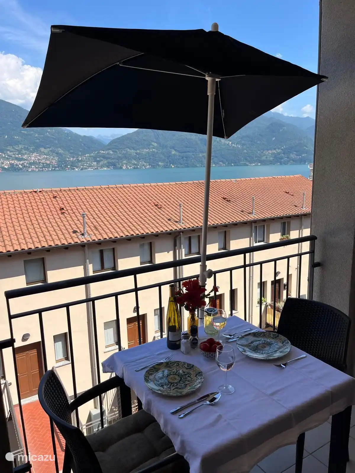 Balcón fuera de la sala de estar.