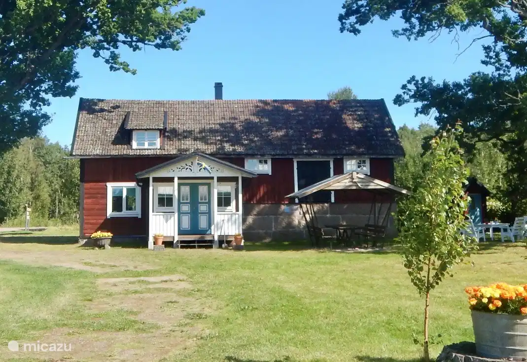 Das Ferienhaus verfügt über 4 Schlafzimmer und 2 Badezimmer mit Dusche und WC. Es gibt einen überdachten Picknicktisch und
zusätzliche Gartenmöbel.