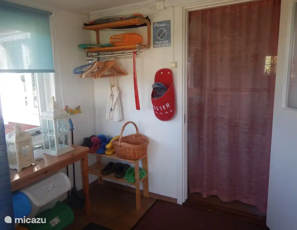 Eingang. In Schweden ist es üblich, die Schuhe im Haus auszuziehen. Wir halten Hausschuhe für Sie bereit.