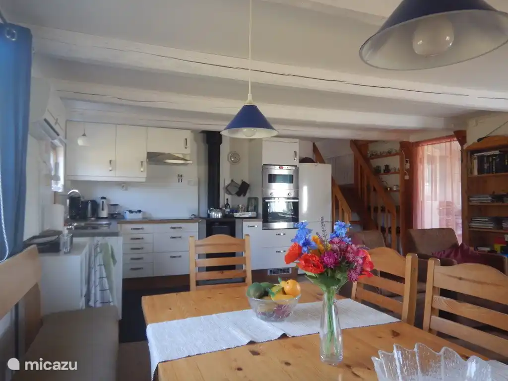 Luxusküche (einschließlich Geschirrspüler, Backofen, Mikrowelle, Küchenutensilien).
E-Herd und Holzofen.