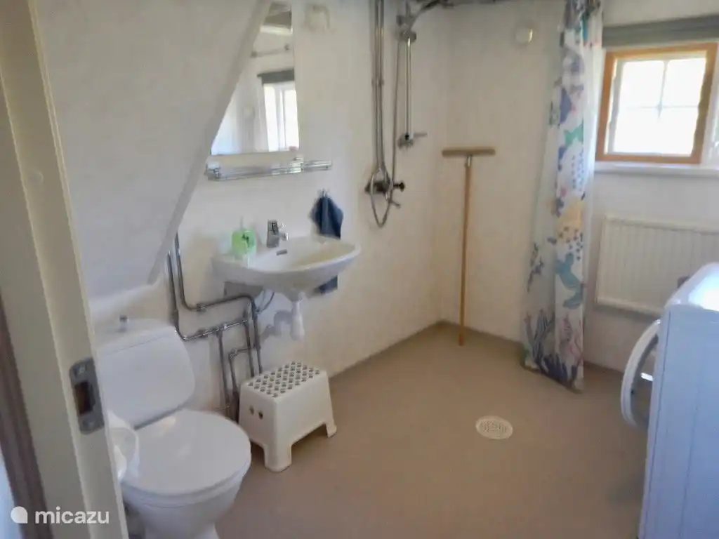 Badezimmer 1 mit Waschmaschine. Die Nutzung von Handtüchern ist inbegriffen.