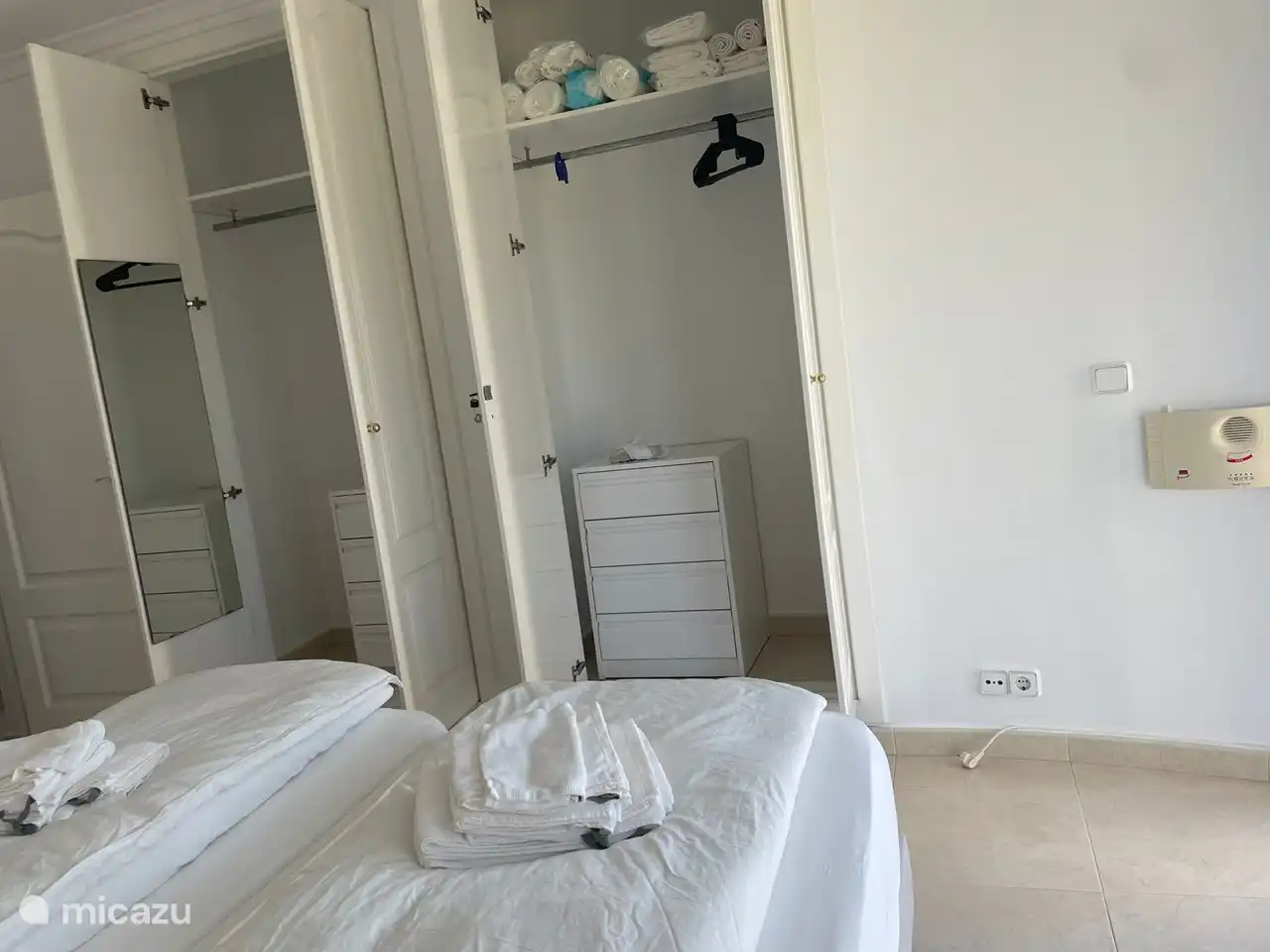 chaque chambre a une armoire intégrée