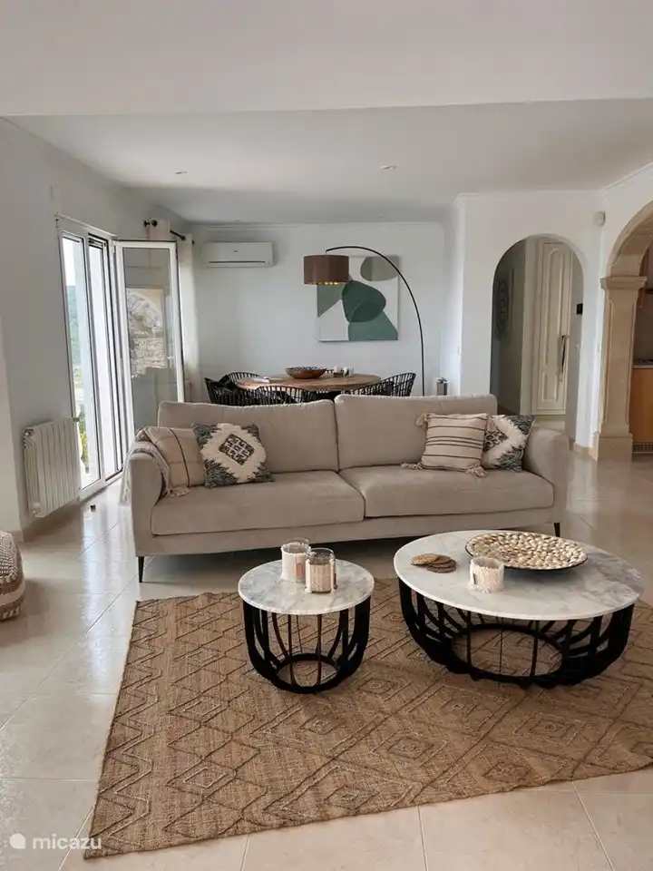 table de salle à manger vue du salon.