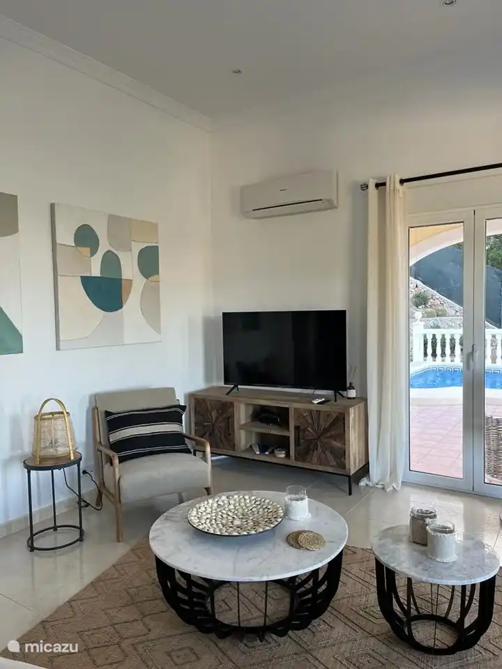 un grand téléviseur intelligent Samsung