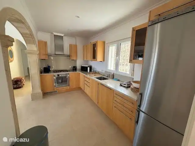 Cuisine moderne avec un grand réfrigérateur et un congélateur pour glaces