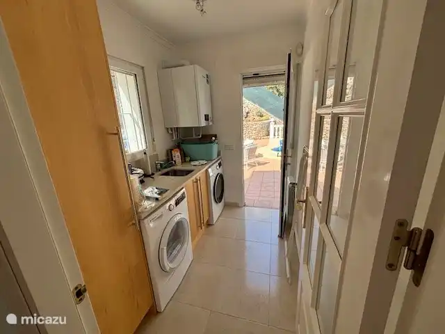 Buanderie avec lave-linge et sèche-linge   