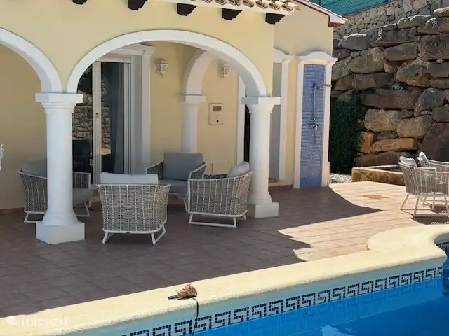 sièges couverts et douche extérieure dans le coin