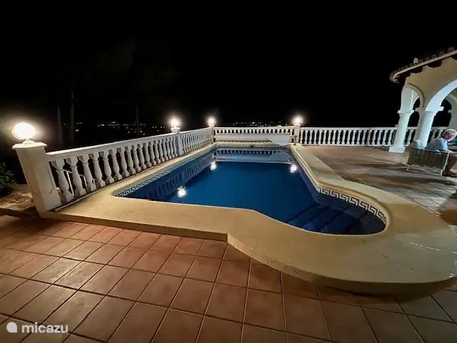 piscine avec les lumières de la piscine éteintes