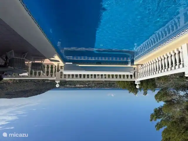 Piscine avec la mer Méditerranée en arrière-plan