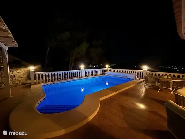 piscine avec lumières allumées