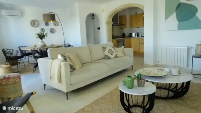 séjour avec cuisine ouverte.