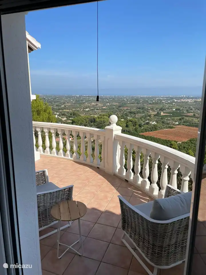 Prenez une délicieuse tasse de café ici le matin et profitez de la vue