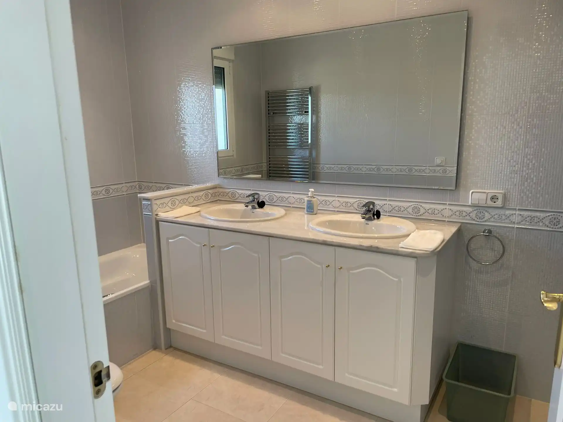 salle de bain de la chambre principale avec douche et baignoire.