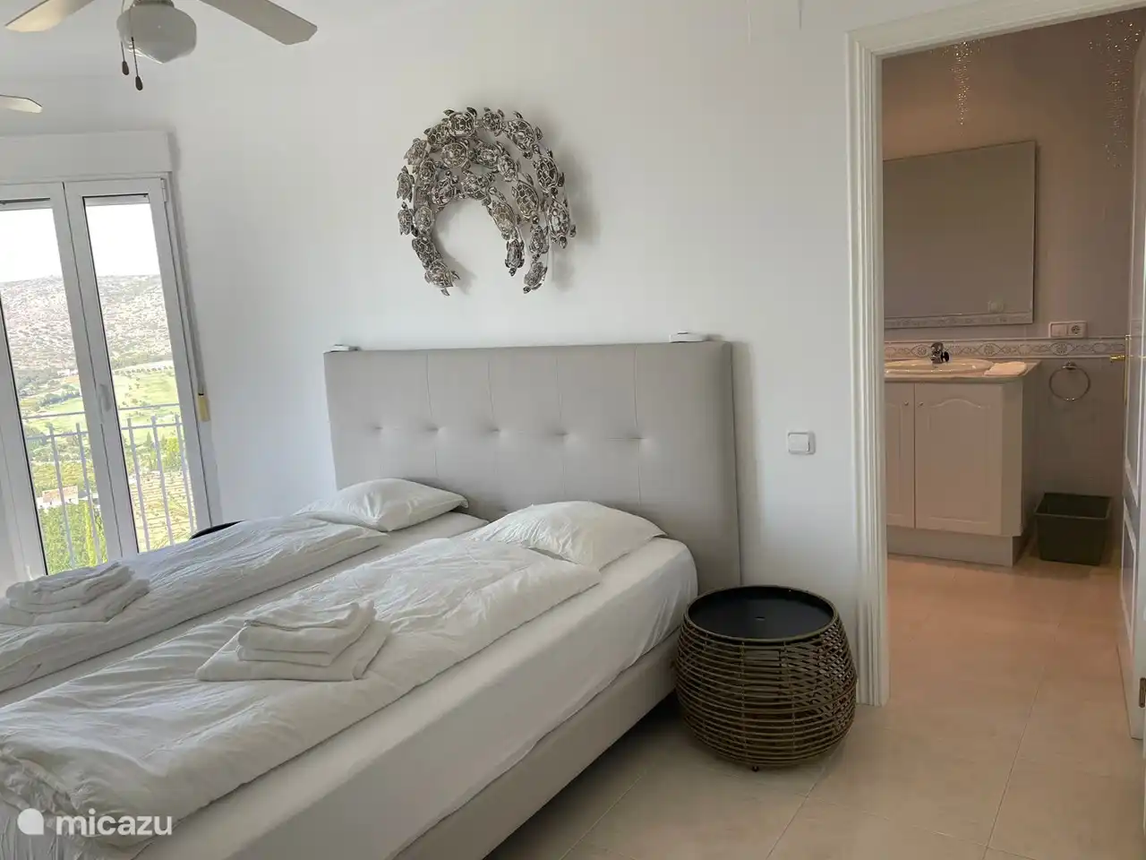 Toutes les chambres avec air conditionné et ventilateurs de plafond.