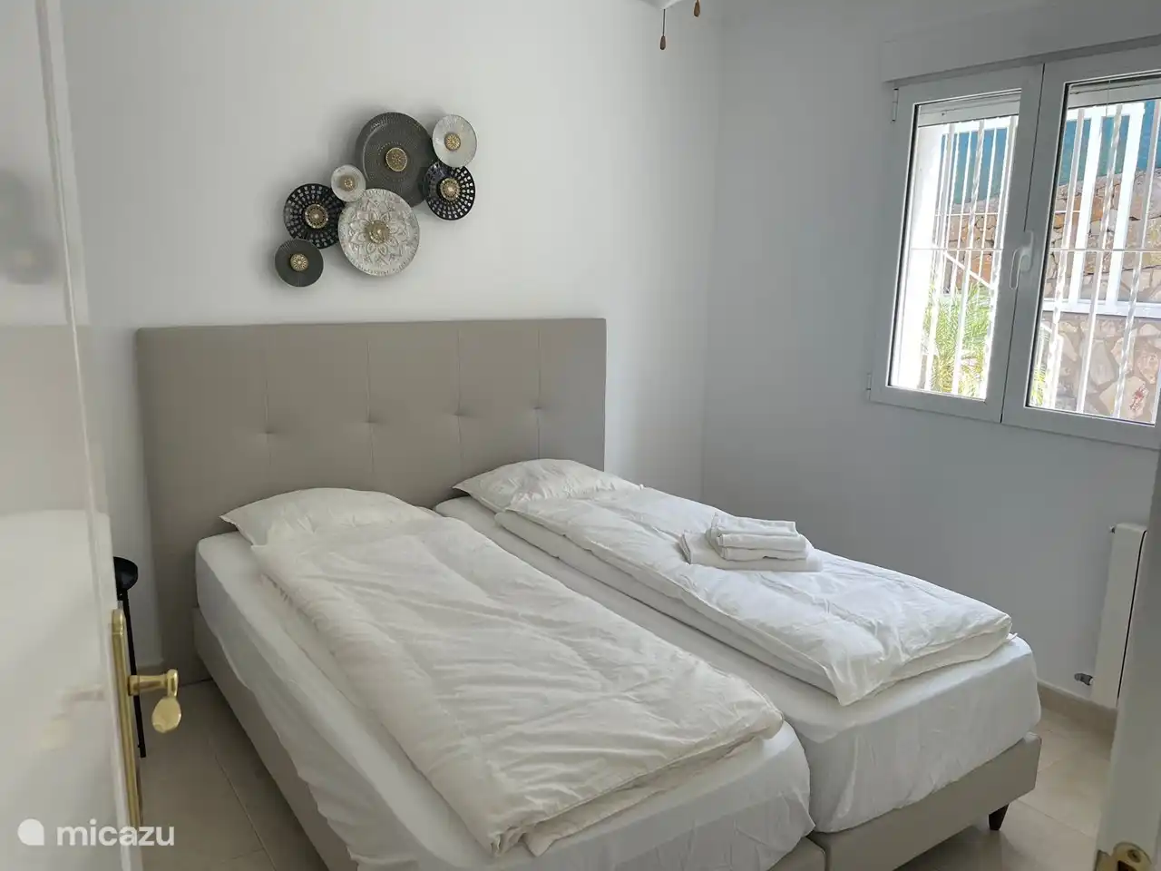 Chambre deux également avec air conditionné et ventilateur de plafond.