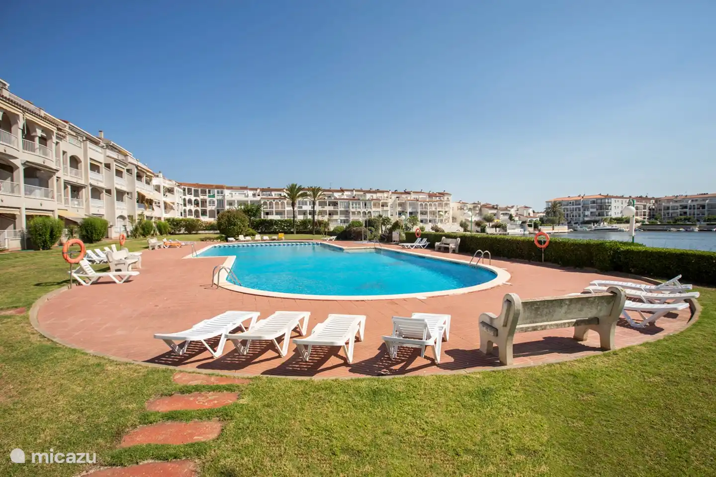 Enjoy enough space for all guests at the pool