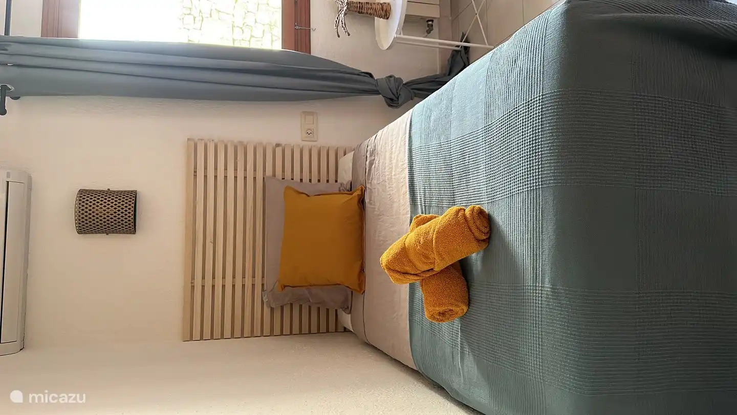 chambre 3 en bas (2 lits)