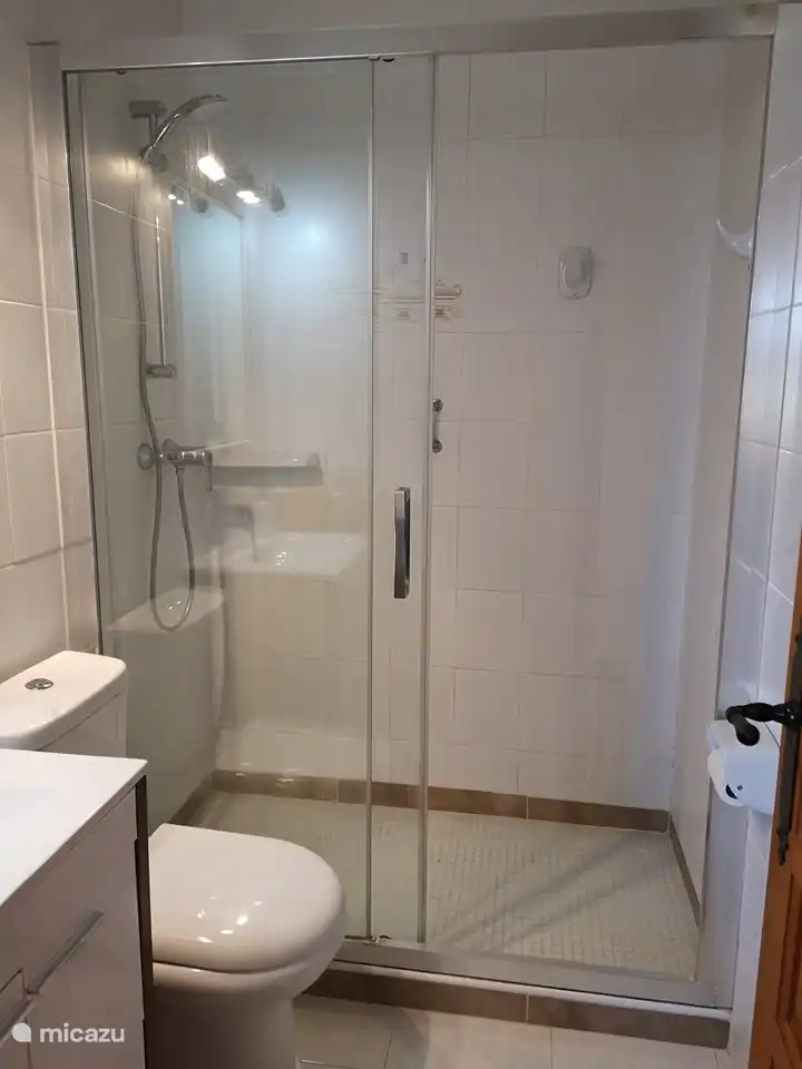 salle de bain 1,2 et 3 en bas