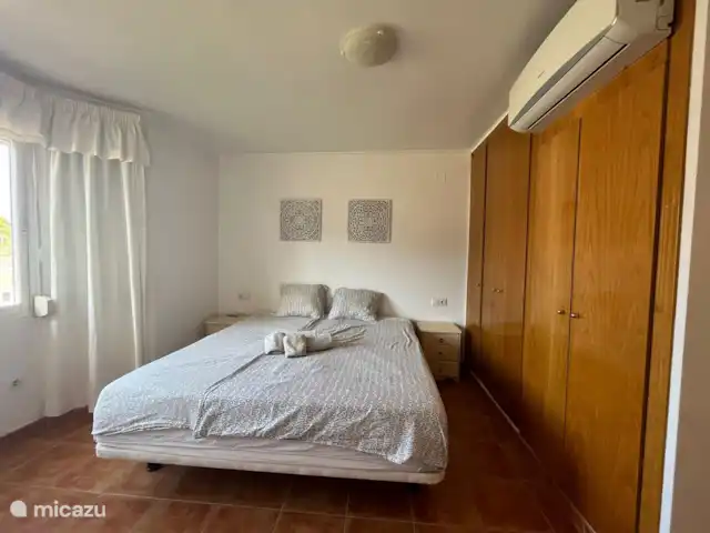 Casa Riu Verd | Espagne, Costa Blanca, Alfáz del Pi - maison mitoyenne Costa Blanca - Alfaz del pi - Casa Riu Verd - La chambre 1 a un lit double. Toutes les chambres sont climatisées pour que tout le monde passe une bonne nuit de sommeil.