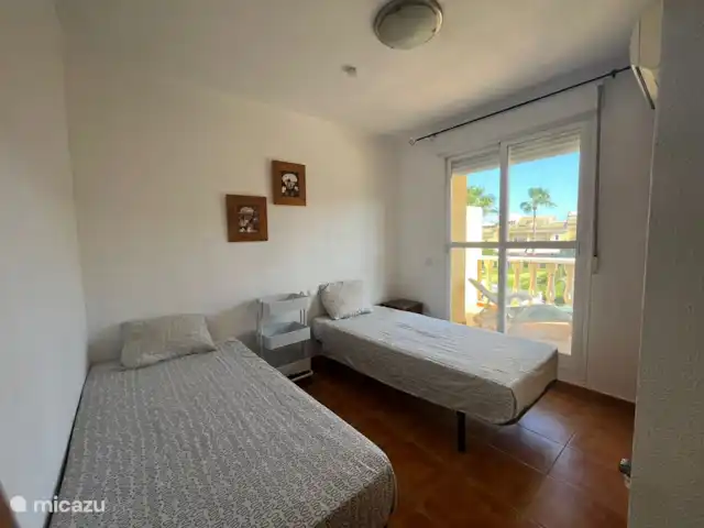 Casa Riu Verd | Espagne, Costa Blanca, Alfáz del Pi - maison mitoyenne Costa Blanca - Alfaz del pi - Casa Riu Verd - La chambre 2 a deux lits simples. Toutes les chambres sont climatisées pour que tout le monde passe une bonne nuit de sommeil.