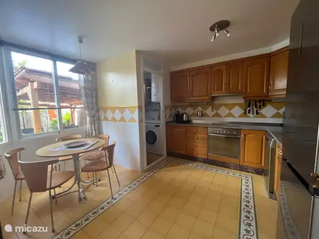 Casa Riu Verd | Espagne, Costa Blanca, Alfáz del Pi - maison mitoyenne Costa Blanca - Alfaz del pi - Casa Riu Verd - Dans la cuisine, vous trouverez tout l'équipement et le mobilier nécessaires pour préparer un bon repas pour un groupe de 6 personnes. Laver? Le lave-vaisselle fait ça. Vous pouvez boire une tasse de café dans la cafetière à votre guise.
