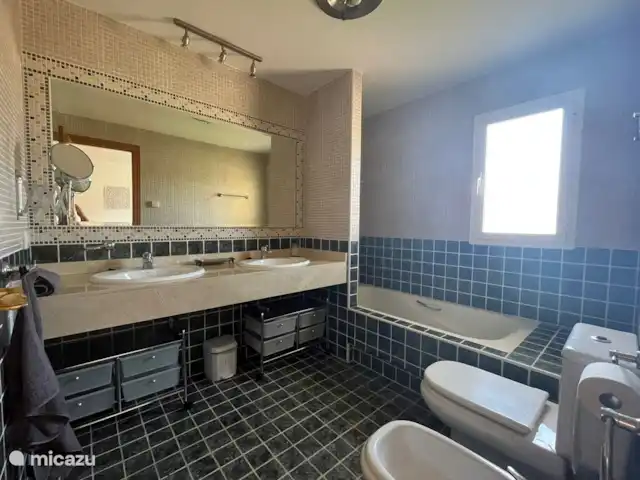 Casa Riu Verd | Espagne, Costa Blanca, Alfáz del Pi - maison mitoyenne Costa Blanca - Alfaz del pi - Casa Riu Verd - Salle de bain 1 : Dans cette salle de bain, vous trouverez une belle baignoire, des toilettes, un miroir et un lavabo.